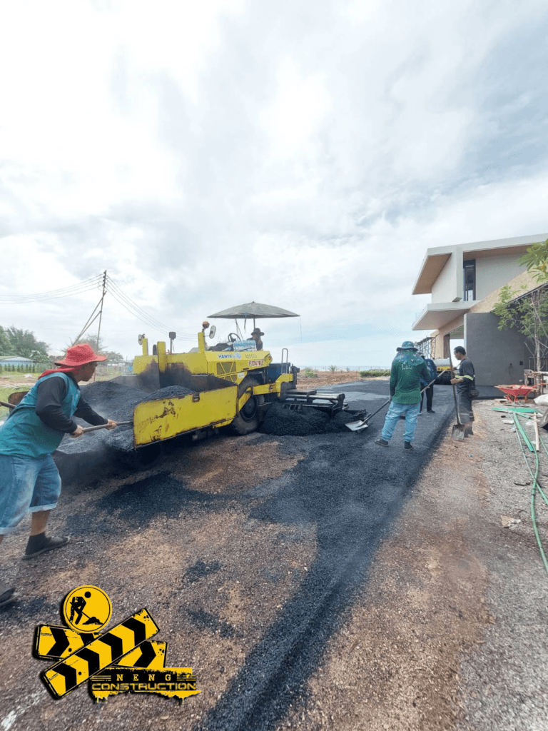 ปรับพื้นที่ ทำถนนลาดยางมะตอย หาดเจ้าสำราญ