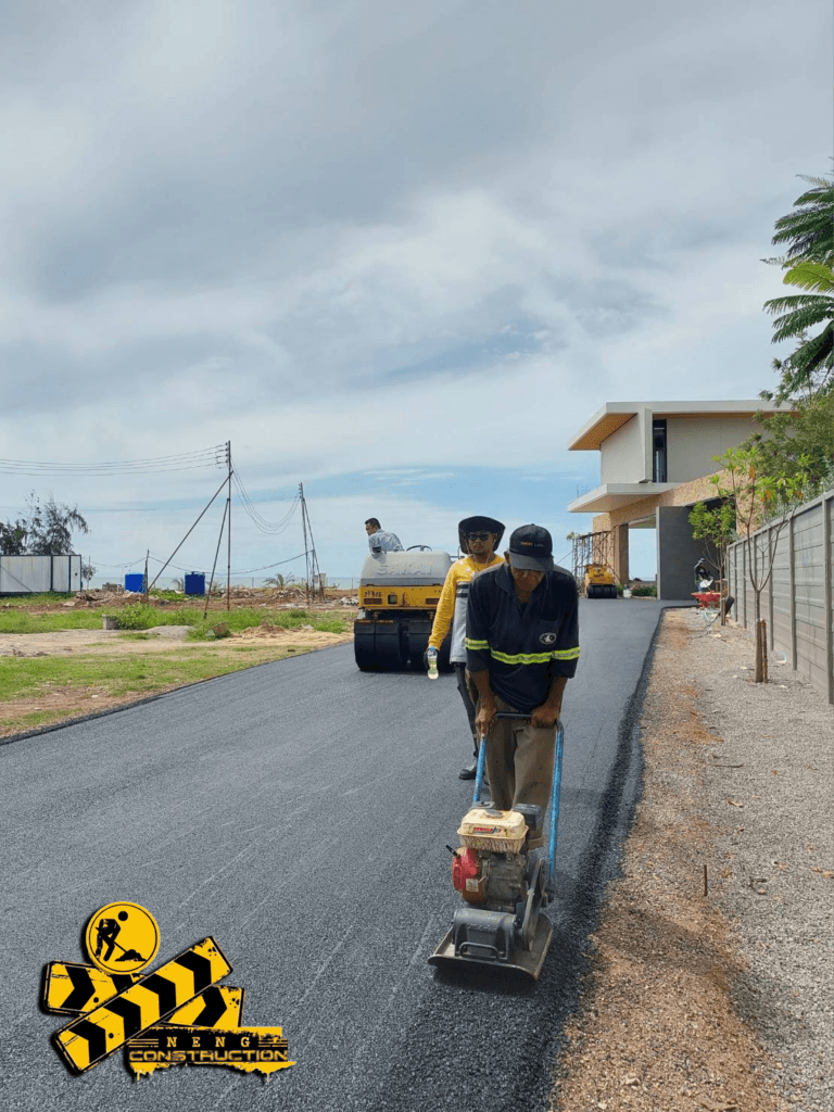 ปรับพื้นที่ ทำถนนลาดยางมะตอย หาดเจ้าสำราญ