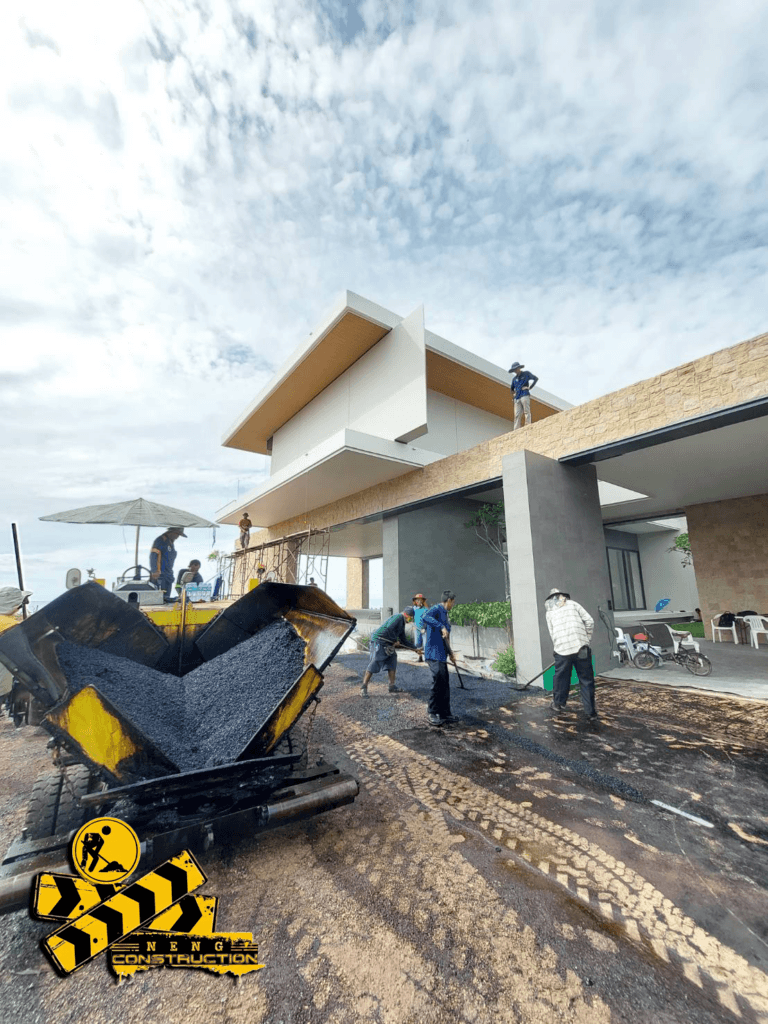 ปรับพื้นที่ ทำถนนลาดยางมะตอย หาดเจ้าสำราญ