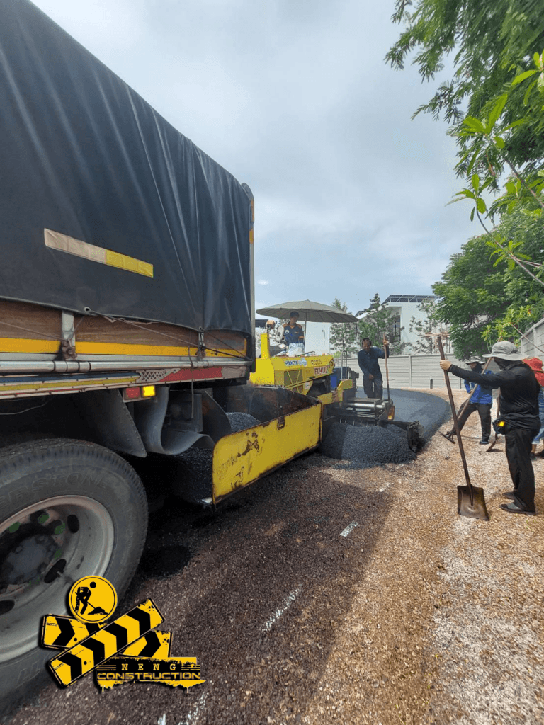 ปรับพื้นที่ ทำถนนลาดยางมะตอย หาดเจ้าสำราญ