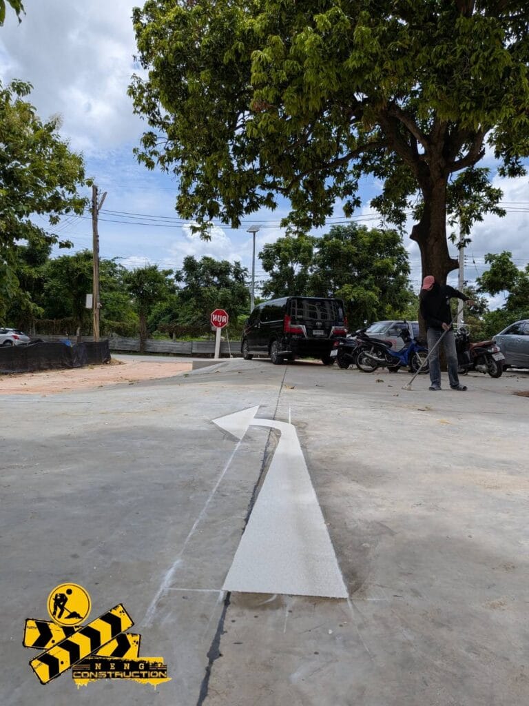 งานเส้นจราจรพร้อมลูกศร @ WISDOM APT (นครปฐม)